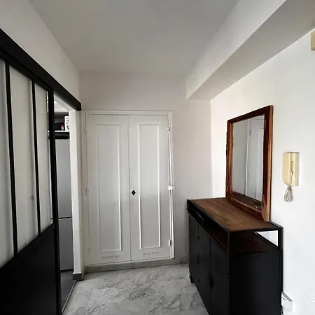 Superbe Studio, 200 M De La Mer, Climatise Avec Terrasse Et Parking Prive *