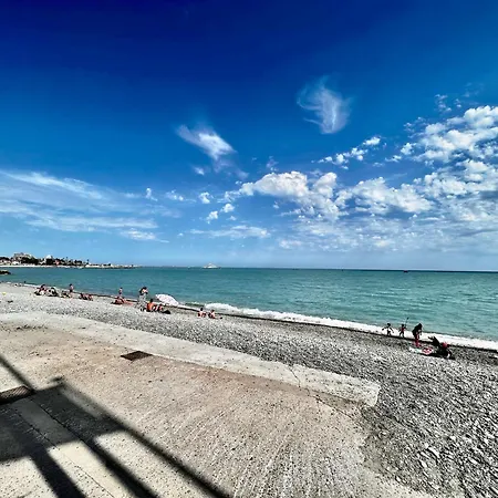 Superbe Studio, 200 M De La Mer, Climatise Avec Terrasse Et Parking Prive *