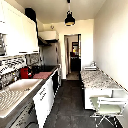 Apartment Superbe Studio, 200 M De La Mer, Climatise Avec Terrasse Et Parking Prive *