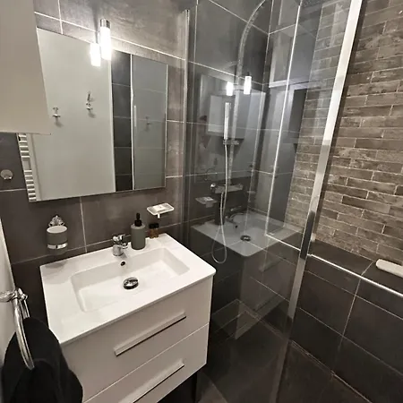Superbe Studio, 200 M De La Mer, Climatise Avec Terrasse Et Parking Prive