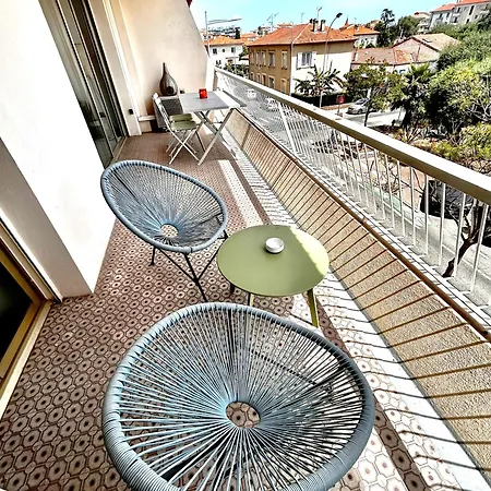 Superbe Studio, 200 M De La Mer, Climatise Avec Terrasse Et Parking Prive