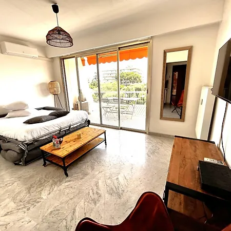 Superbe Studio, 200 M De La Mer, Climatise Avec Terrasse Et Parking Prive Apartment *