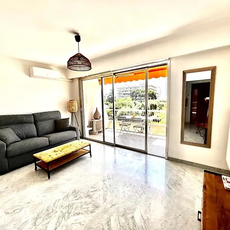Superbe Studio, 200 M De La Mer, Climatise Avec Terrasse Et Parking Prive